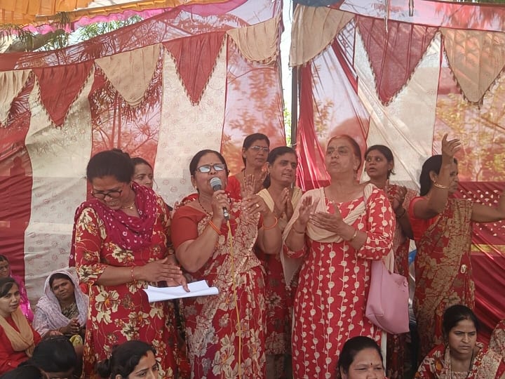 MP Anganwadi workers sitting on indefinite strike for not getting proper honorarium making this demand ANN Sehore News: लू के थपेड़ों के बीच अपने हक के लिए धरने पर आंगनवाड़ी कार्यकर्ता, टाउन हाल के बाहर जमाया डेरा