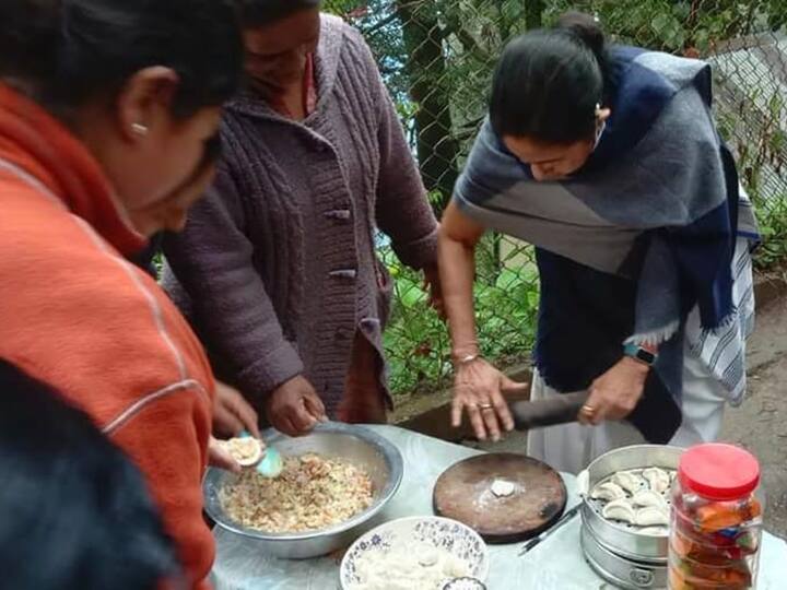 Mamata Banerjee Tries Her Hand At Making Momos In Darjeeling, Video Goes Viral WATCH | Bengal CM Mamata Banerjee Tries Her Hand At Making Momos In Darjeeling