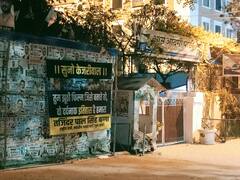 The Kashmir Files को लेकर बीजेपी का दिल्ली सरकार के खिलाफ प्रदर्शन जारी, AAP पार्टी ऑफिस के बाहर तेजिंदर पाल सिंह बग्गा ने लगाए पोस्टर