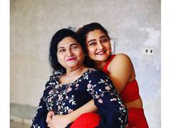 रश्मी देसाईने केलं आईसोबतचं फोटोशूट; पाहा खास फोटो!