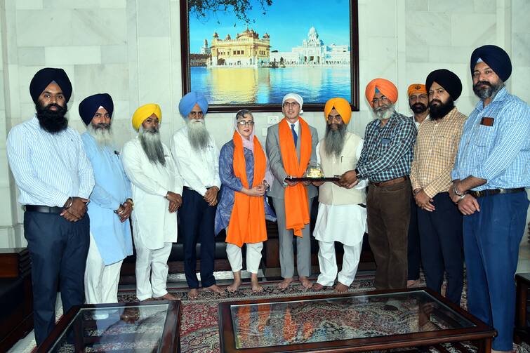 US Embassy director and diplomacy officer pays obeisance at Sri Harmandir Sahib honored by Shiromani Committee ਸੱਚਖੰਡ ਸ੍ਰੀ ਹਰਿਮੰਦਰ ਸਾਹਿਬ ਵਿਖੇ ਨਤਮਸਤਕ ਹੋਏ ਯੂ.ਐਸ. ਐਬੰਸੀ ਦੇ ਡਾਇਰੈਕਟਰ, ਸ਼੍ਰੋਮਣੀ ਕਮੇਟੀ ਨੇ ਕੀਤਾ ਸਨਮਾਨਿਤ