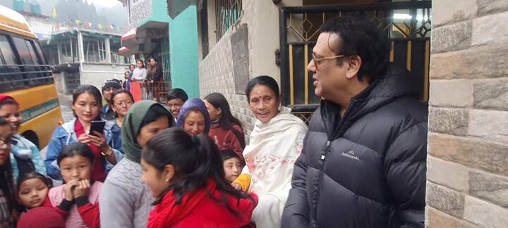 বলিউডের অভিনেতাকে নিজেদের মাঝখানে পেয়ে খুশি স্থানীয়রাও। তাঁদের মুখ থেকেই জানা যায়, সবসময়েই স্থানীয়দের সঙ্গে মিশে গিয়ে কথা বলেন গোবিন্দ। তারকাসুলভ মনোভাব তাঁর নেই।