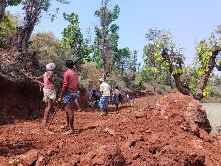 सरगुजा के विकासखंड मैनपाट के मछले प्वाइंट से लेगे घाघीकोना से श्रमदान कर सड़क बनाने का यह वीडियो ये बताने के लिए काफी है कि सरगुजा बुनियादी सुविधाओं से जूझ रहा है और अभावग्रस्त इलाकों की क्या स्थिति है. मैनपाट के ग्राम पंचायत परपटिया के आश्रित बस्ती घाघीकोना तराई क्षेत्र में है. यहां से ग्रामीणों को मुख्य मार्ग तक पहुंचने के लिए 6 किमी पहाड़ी रास्ता पैदल पार करना होता है.