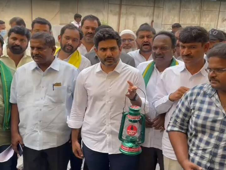 Nara Lokesh Protests with lantern against Power Prices increase in AP Nara Lokesh: లాంతరు పట్టుకొచ్చిన నారా లోకేశ్, ‘వారిద్దరూ గాడిదలు కాస్తున్నారా?’ అని ఫైర్