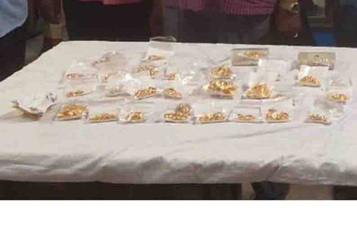 115.75 carat gold brought to Madurai without documents - 2.66 lakh fine for passenger ஆவணங்கள் இன்றி ரயில் எடுத்து வரப்பட்ட 115.75 சவரன் தங்கம் - பயணிக்கு 2.66 லட்சம் அபராதம்