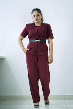 Nandita Swetha pics: கிளாஸ் லுக்கில்  ‘அட்டக்கத்தி’ நந்திதா...!