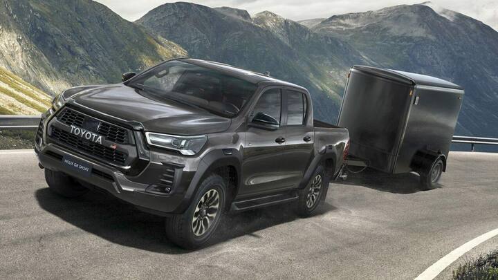 यह वैरिएंट Toyota Hilux Standard और Toyota Hilux High हैं. टोयोटा हिलक्ल स्टैंडर्ड केवल मैनुअल ट्रांसमिशन में ही उपलब्ध होगा जबकि टोयोटा हिलक्स हाई मैनुअल और ऑटोमेटिक दोनों वैरिएंट में उपबल्ध होगा.