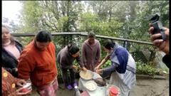 Mamata Banerjee: দার্জিলিংয়ে নিজের হাতে মোমো তৈরি করলেন মুখ্যমন্ত্রী।Bangla News