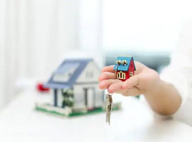 ਘਰ ਖਰੀਦਣ ਦਾ ਫੈਸਲਾ ਲੈਣਾ ਕਿਸੇ ਵੀ ਵਿਅਕਤੀ ਲਈ ਸਭ ਤੋਂ ਜ਼ਰੂਰੀ ਤੇ ਅਹਿਮ ਫੈਸਲਿਆਂ ਵਿੱਚੋਂ ਇੱਕ ਹੈ। ਲੋਕ ਇੱਕ ਖਰੀਦਣ ਲਈ ਆਪਣੇ ਜੀਵਨ ਭਰ ਦੀ ਜਮ੍ਹਾਂ ਰਕਮ ਦਾ ਨਿਵੇਸ਼ ਕਰਦੇ ਹਨ। ਇਸ ਤੋਂ ਇਲਾਵਾ ਉਹ ਬੈਂਕਾਂ ਤੇ ਵਿੱਤੀ ਕੰਪਨੀਆਂ ਤੋਂ ਵੀ ਕਰਜ਼ਾ ਲੈਂਦਾ ਹੈ। ਅਜਿਹੇ 'ਚ ਘਰ ਖਰੀਦਦੇ ਸਮੇਂ ਹਰ ਚੀਜ਼ ਦੀ ਸਹੀ ਜਾਣਕਾਰੀ ਤੇ ਪਲਾਨਿੰਗ ਬਹੁਤ ਜ਼ਰੂਰੀ ਹੈ। ਇਸ ਨਾਲ ਤੁਸੀਂ ਆਪਣੇ ਭਵਿੱਖ ਦੇ ਖਰਚੇ, ਬਚਤ, ਨਿਵੇਸ਼ ਆਦਿ ਦਾ ਚੰਗੀ ਤਰ੍ਹਾਂ ਪ੍ਰਬੰਧਨ ਕਰ ਸਕਦੇ ਹੋ।