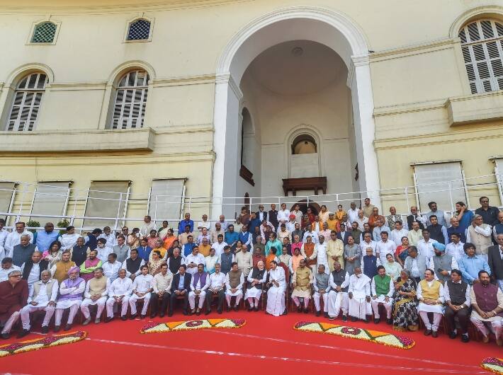 राज्यसभा में बृहस्पतिवार को 72 सदस्यों को विदाई दी गई. उच्च सदन में 19 राज्यों का प्रतिनिधित्व कर रहे इन सदस्यों का कार्यकाल मार्च से जुलाई 2020 के बीच पूरा होने जा रहा है. प्रधानमंत्री नरेद्र मोदी ने राज्यसभा से सेवानिवृत्त हो रहे सदस्यों के बेहतर भविष्य की कामना करते हुए उनसे आग्रह किया कि वे अपने अनुभवों को चारों दिशाओं में ले जाएं और अपने योगदानों को कलमबद्ध कर देश की भावी पीढ़ी को प्रेरित करें.