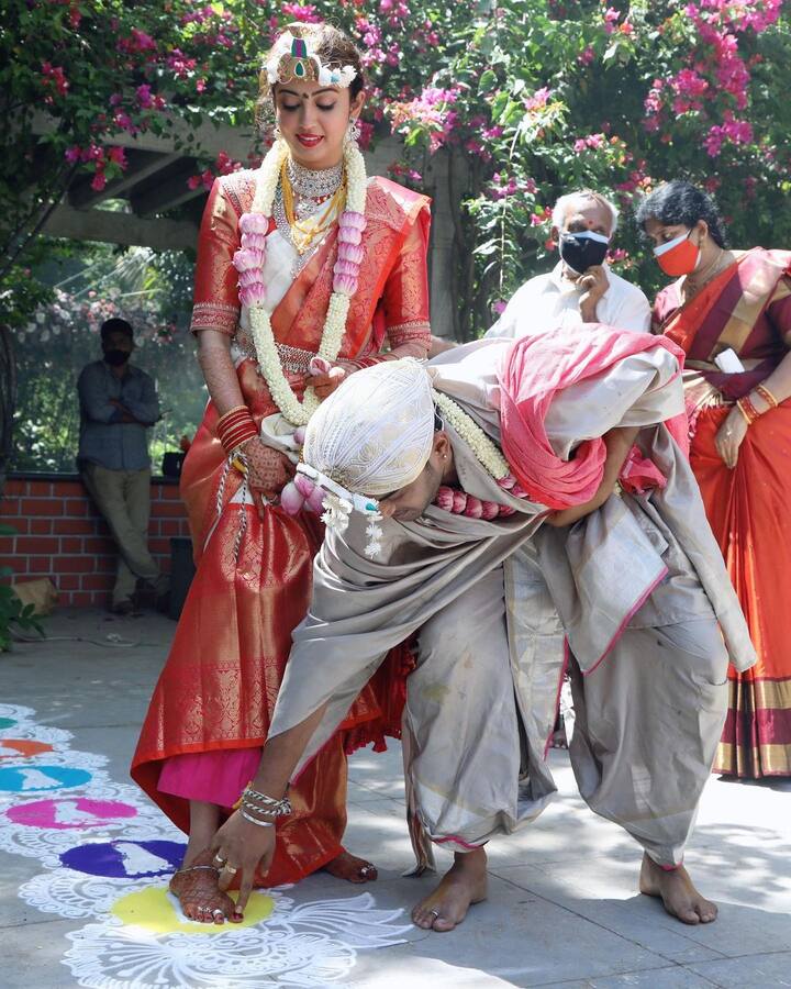 ఇప్పుడు ఒక్కొక్కటిగా పెళ్లి ఫోటోలను ఇన్ స్టాగ్రామ్ లో పోస్టు చేస్తూ వస్తోంది. -Image credit: PranithaSubhash/Instagram