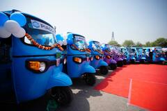 Delhi News: सीएम केजरीवाल ने दिखाई Electric Auto Rickshaw को हरी झंडी, जानिए कितने प्रतिशत ऑटो महिलाओं के लिए आरक्षित ?