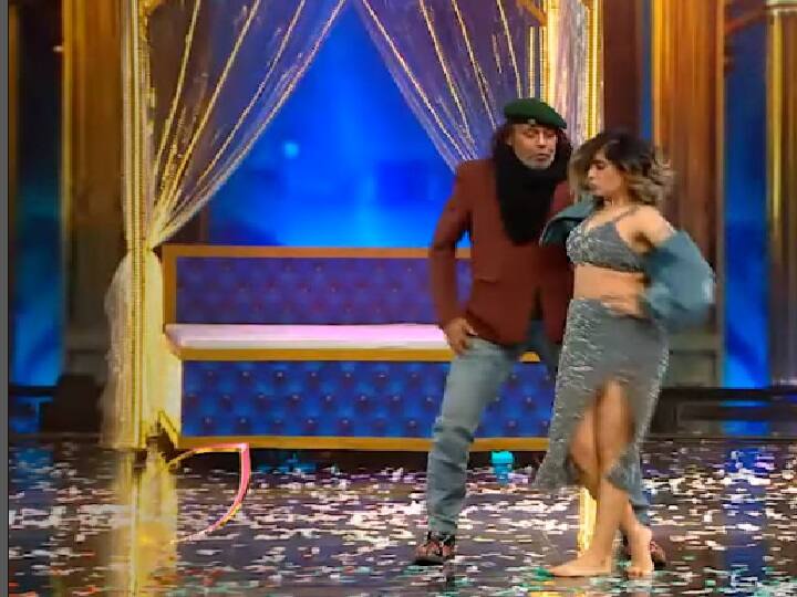 Mithun Chakraborty dance with Neha Bhasin at Hunarbaaz sat, video raises the temperature on internet नेहा भसीन संग मिथुन चक्रवर्ती ने हिलाई ऐसी कमरिया, बिना पलक झपकाए देखती रह गई ऑडियन्स !