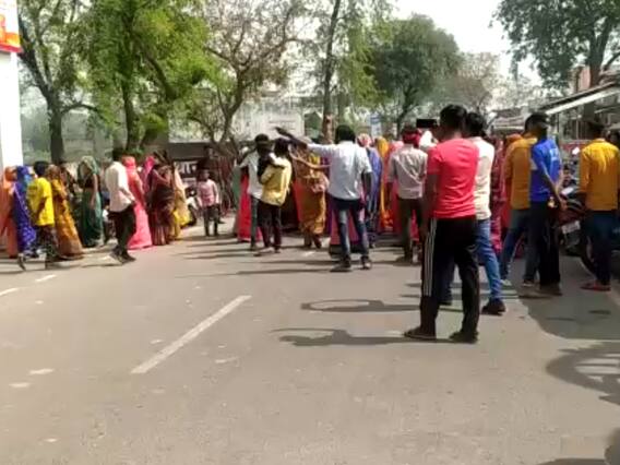 Pratapgarh Crime News: प्रतापगढ़ पुलिस की कार्यशैली पर जिले में बढ़ा आक्रोश, अब महिलाओं के एक्शन से 'बैकफूट' पर प्रशासन Pratapgarh Crime News: प्रतापगढ़ पुलिस की कार्यशैली पर जिले में बढ़ा आक्रोश, अब महिलाओं के एक्शन से 'बैकफूट' पर प्रशासन