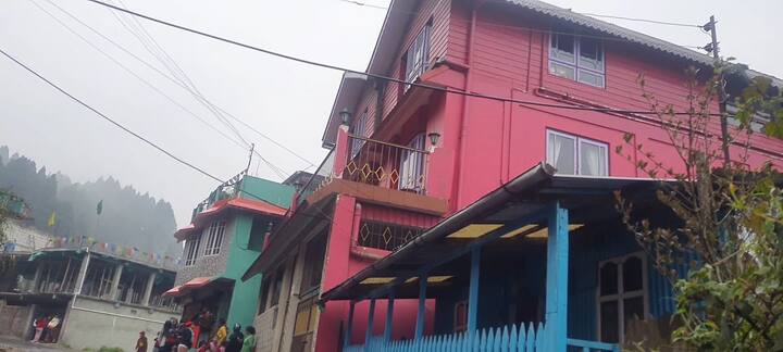 দার্জিলিংয়ের ঘুম-এর জলপাহাড় এলাকায় নিজের বাড়িতে সময় কাটাতে এসেছিলেন গোবিন্দ। প্রতি বছরই কয়েকটা দিনের জন্য পাহাড়ে কাটিয়ে যান তিনি।