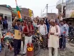 Shravasti News: महंगाई को लेकर श्रावस्ती में कांग्रेस का अनोखा विरोध, मोटरसाइकिल और सिलेंडर को ठेले पर रख ऐसे किया प्रदर्शन