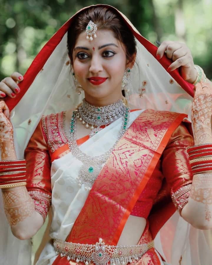 హీరోయిన్ ప్రణీత సుభాష్ లాక్‌డౌన్ సమయంలో పెళ్లి చేసుకుంది. అందుకే ఆమె పెళ్లి గురించి పెద్దగా ఫోటోలు బయటికి రాలేదు. -Image credit: PranithaSubhash/Instagram