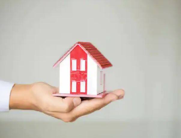 ਜੇਕਰ ਤੁਸੀਂ ਵੀ ਅਗਲੇ ਕੁਝ ਮਹੀਨਿਆਂ 'ਚ ਘਰ ਲੈਣ ਦੀ ਯੋਜਨਾ ਬਣਾ ਰਹੇ ਹੋ ਤਾਂ ਕੁਝ ਜ਼ਰੂਰੀ ਗੱਲਾਂ ਦਾ ਧਿਆਨ ਰੱਖਣਾ ਬਹੁਤ ਜ਼ਰੂਰੀ ਹੈ। ਇਸ ਨਾਲ ਤੁਹਾਨੂੰ ਬਾਅਦ ਵਿੱਚ ਕਿਸੇ ਵੀ ਤਰ੍ਹਾਂ ਦੀ ਆਰਥਿਕ ਪ੍ਰੇਸ਼ਾਨੀ ਦਾ ਸਾਹਮਣਾ ਨਹੀਂ ਕਰਨਾ ਪਵੇਗਾ ਤਾਂ ਆਓ ਜਾਣਦੇ ਹਾਂ ਘਰ ਖਰੀਦਦੇ ਸਮੇਂ ਕਿਹੜੀਆਂ ਗੱਲਾਂ ਦਾ ਧਿਆਨ ਰੱਖਣਾ ਚਾਹੀਦਾ ਹੈ।