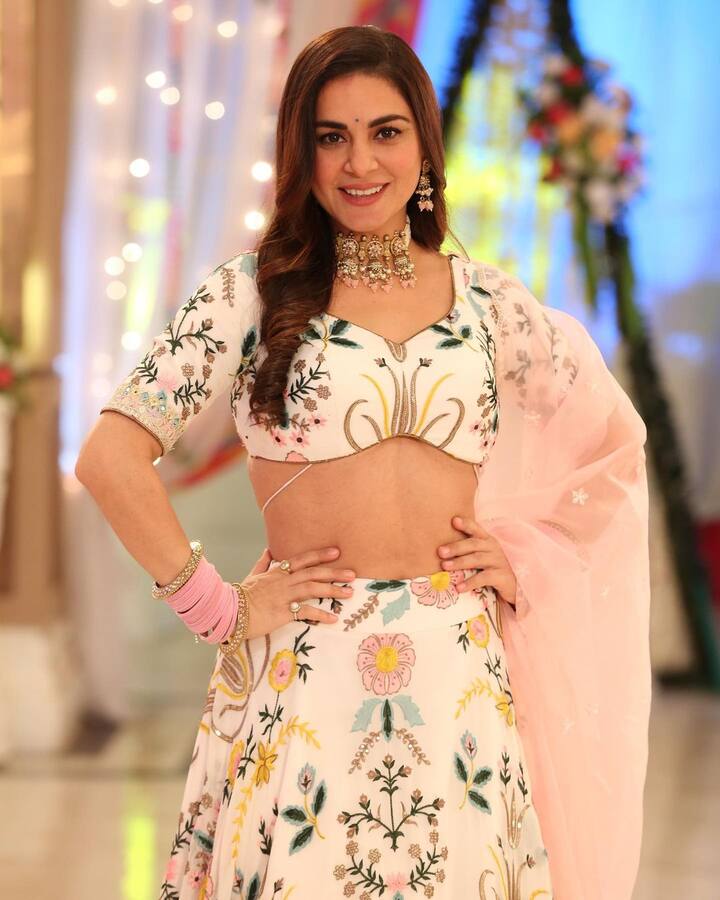 16 नोव्हेंबर 2021 रोजी श्रद्धा आर्याने राहुल नागलसोबत लग्न केले. श्रद्धाचा पती राहुल नौदलात अधिकारी आहे.(photo:sarya12/ig)