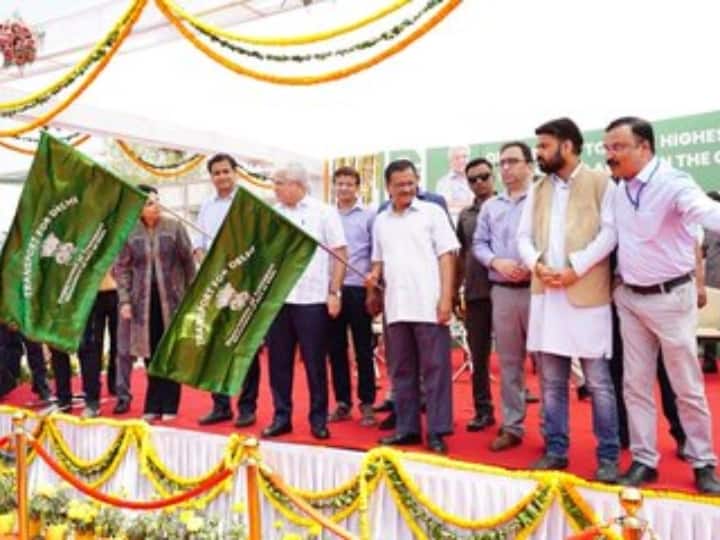 वहीं, महिलाओं को बढ़ावा देने के लिए दिल्ली सरकार ने महिला चालकों के लिए तीन साल के एक्सपीरियंस को हटाकर एक महीना कर दिया है और लंबाई की बाध्यता को भी हटा दी है. गुरुवार को इसी कड़ी में 50 ऑटो को हरी झंडी दिखाकर मुख्यमंत्री अरविंद केजरीवाल ने रवाना भी किया.