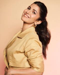 बॉलिवूडची ही प्रसिद्ध अभिनेत्री दिसली ताजमहालासमोर सेल्फी घेताना, पाहा फोटो!