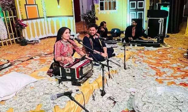 ‘Noble cause’: Gujarati folk singers perform in US, raise Rs 2.5 crore for Ukrainians pls pick is npt done નેક કામઃ યુદ્ધમાં બરબાદ થયેલા યૂક્રેનીયનો મદદ કરવા ગુજરાતી કલાકારોએ અમેરિકામાં ડાયરો કરીને કરોડોનુ દાન એકઠુ કર્યુ, જુઓ ડૉલરો વરસાદ..........