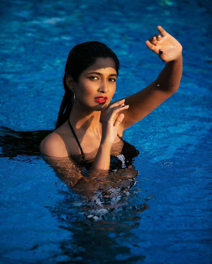 கன்னித் தீவு பொண்ணா கட்டெறும்பு கண்ணா கட்டுமர துடுப்பு போல இடுப்பு ஆட்டுற இவ கள்ளுப்பான உதட்ட காட்டி கடுப்பு ஏத்துற