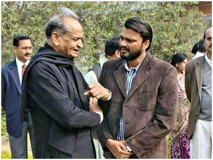 Rajasthan Phone Tapping Case: फोन टैपिंग मामले में मुख्यमंत्री अशोक गहलोत के ओएसडी को मिली ये राहत, पढ़ें पूरी खबर Rajasthan relief for CM Ashok Gehlot OSD Lokesh Sharma arrest stopped till 9 May from Delhi High Court ANN Rajasthan Phone Tapping Case: फोन टैपिंग मामले में मुख्यमंत्री अशोक गहलोत के ओएसडी को मिली ये राहत, पढ़ें पूरी खबर