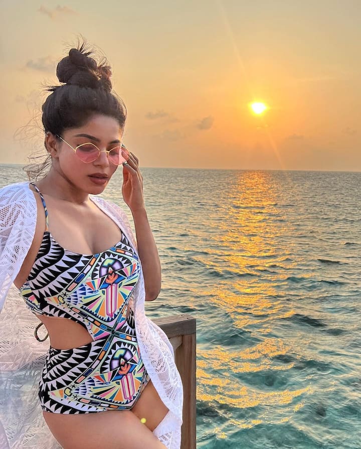 இரவுகள் நீள இமைகளும் மூட இடைவெளி ஏனோ கண்மணியே