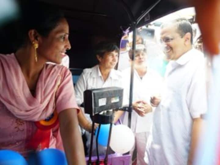 ये ई-ऑटो पूरी तरह से जीपीएस से जुड़े हैं और कंट्रोल रूम से इन्हें मॉनिटर किया जा सकता है. यानी दिल्ली सरकार का यह कदम परिवहन व्यवस्था को सुदृढ़ करने के साथ-साथ सुरक्षा के मद्देनजर भी महत्वपूर्ण है.