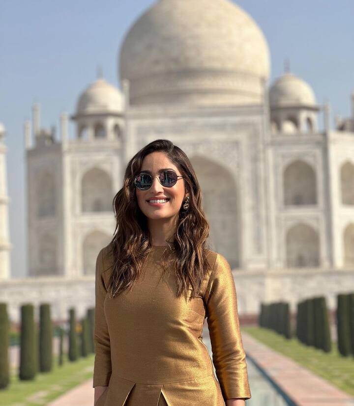 दरअसल यामी गौतम और निमरत कौर इन दिनों अपनी आने वाली फिल्म दसवीं के प्रमोशन में बिजी है. इसके चलते वो ताजमहल भी पहुंची.