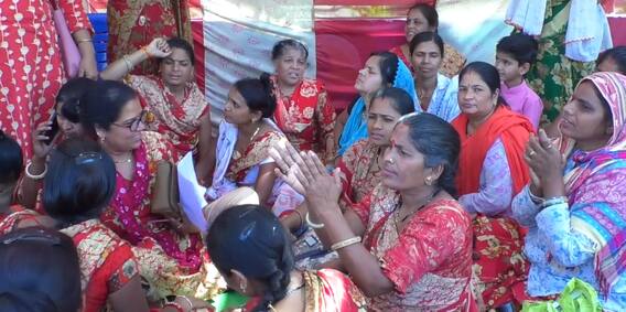 MP: सीहोर में अपनी मांगों को लेकर भरी गर्मी में धरने पर बैठीं आंगनबाड़ी कार्यकर्ता