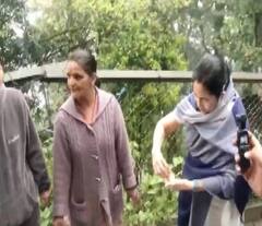 Watch Video: दार्जलिंग दौरे पर ममता बनर्जी, सड़क किनारे खड़े होकर बनाया मोमो, मार्निंग वॉक पर लोगों से की बात