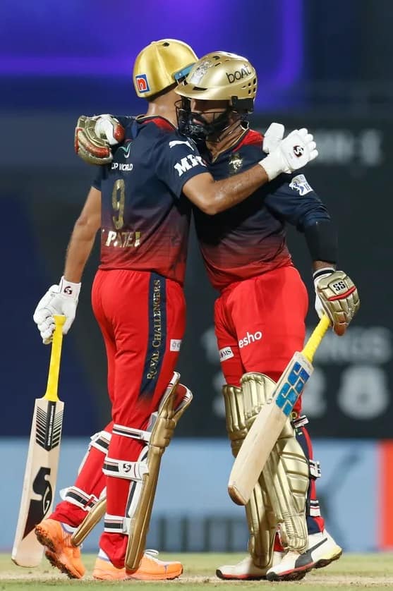 আন্দ্রে রাসেলকে ছক্কা ও চার মেরে চার বল বাকি থাকতে আরসিবিকে ম্যাচ জেতান দীনেশ কার্তিক।