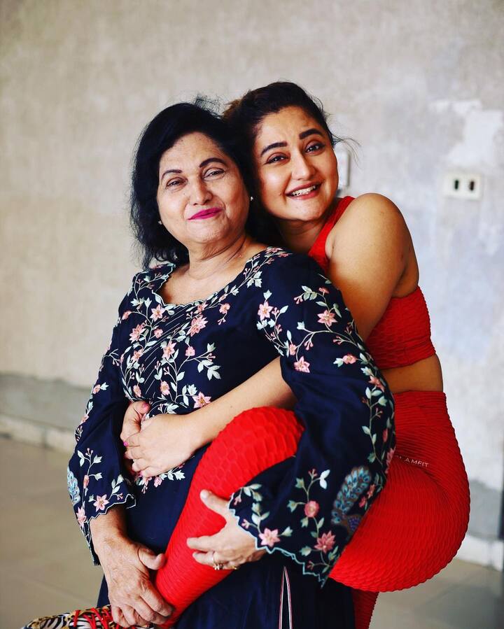 वहीं एक तस्वीर में वह अपनी मां से लिपटी नजर आ रही हैं. आपको बता दें आज रश्मि भले ही अपमी मां के साथ हैप्पी स्पेस में हैं, लेकिन एक वक्त था जब उनके अपनी मां संग रिश्ते बिगड़ गए थे.