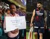 IPL 2022 : विराटमुळे गर्लफ्रेंडने सोडले, चाहत्याने भर मैदानात पोस्टर घेऊन व्यक्त केल्या भावना