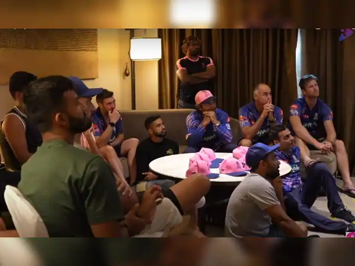 IPL 2022: Rajasthan Royal remembers Shane Warne by sharing a video before going for a match IPL 2022: ਰਾਜਸਥਾਨ ਰਾਇਲਸ ਨੇ ਸ਼ੇਅਰ ਕੀਤਾ ਵੀਡੀਓ, ਇਸ ਤਰ੍ਹਾਂ ਟੀਮ ਨੇ ਮੈਦਾਨ 'ਚ ਐਂਟਰੀ ਕਰਨ ਤੋਂ ਪਹਿਲਾਂ ਸ਼ੇਨ ਵਾਰਨ ਨੂੰ ਕੀਤਾ ਯਾਦ