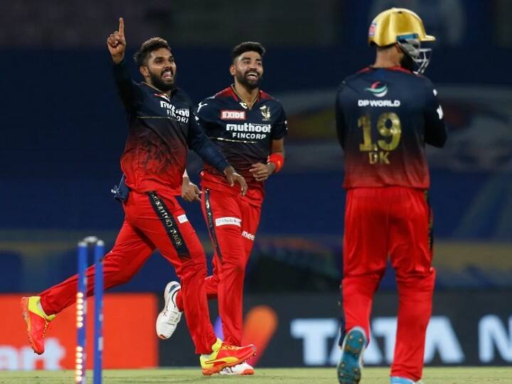 RCB की ओर से वानिंदु हसारंगा ने चार ओवर में महज 20 रन देकर 4 विकेट झटके. वह इस मुकाबले के सबसे सफल गेंदबाज रहे.