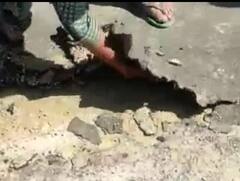 Pauri News: पौड़ी में घटिया सामग्री से सड़क निर्माण की पोल खुली, हाथ से ही उखड़ने लगती है सड़क