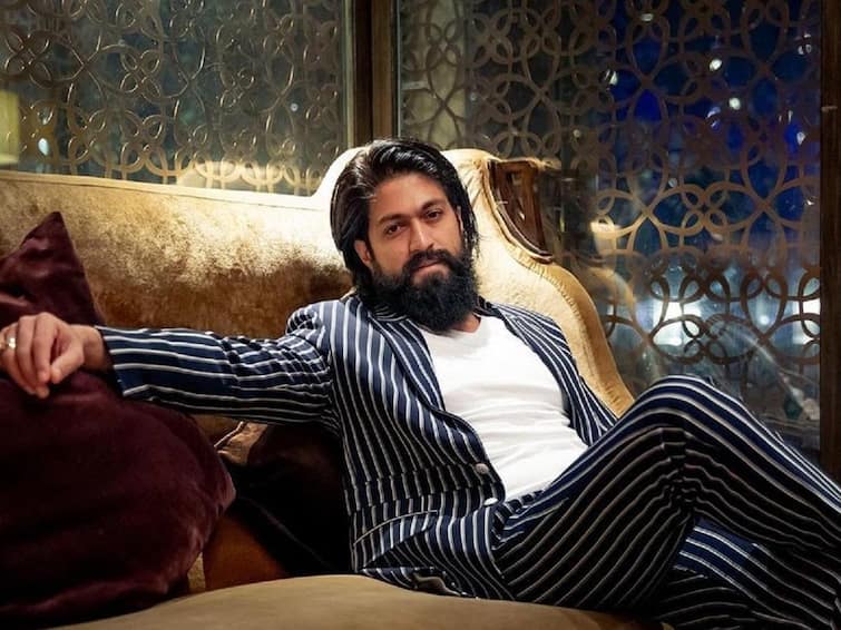 kgf chapter 2 ott rights sold to ott platform KGF Chapter 2 : 'केजीएफ-2' आता ओटीटीवर; निर्मात्यांनी केलं 'एवढ्या' कोटींचं डील