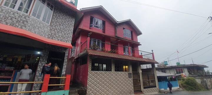 জমি কেনার পরে পাহাড়ের কোলে এই স্বপ্নের বাড়ি গড়ে তোলেন তিনি। মোহন প্রসাদের রিপোর্ট। এবিপি লাইভ