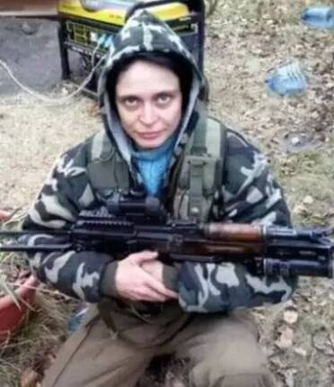 યૂક્રેની સેનાના બનાવતી હતી નિશાન - જાણકારી અનસાર, ઇરીના સ્ટારિકોવા વર્ષ 2014 થી યૂક્રેન વિરુદ્ધ લડી રહી છે. આ યુદ્ધ શરૂ થયા પહેલા ઇરીના સ્ટારિકોવા અલગાવવાદીઓ સાથે મળીને યૂક્રેની સેનાને નિશાન બનાવતી હતી, જેના કારણે આને પકડવી જરૂરી બની ગયુ હતુ. (ઇરીના સ્ટારિકોવા- સૌજન્યઃ સોશ્યલ મીડિયા)