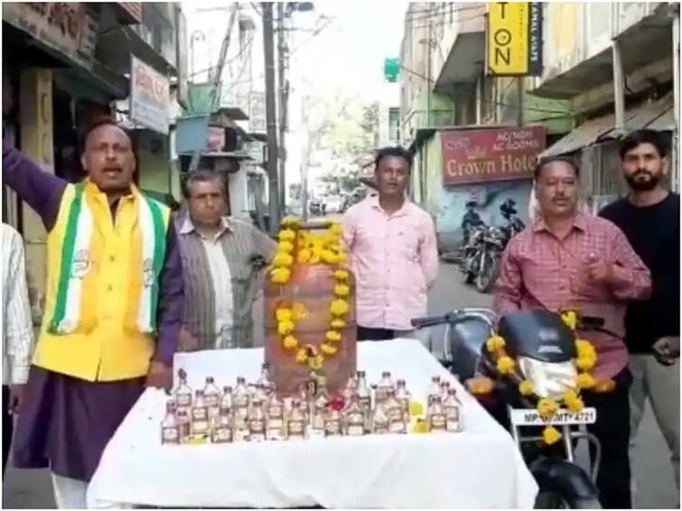 Congress made a unique Protest regarding inflation cylinders liquor bottles placed on the handcart Madhya Pradesh માં દારુ સસ્તો અને એલપીજી-પેટ્રોલ-ડીઝલ મોંઘા થતા કોંગ્રેસનું અનોખું પ્રદર્શન