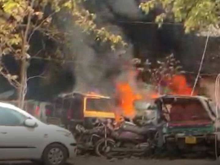Raipur Massive fire broke out outside Pandri police station in Raipur 15 to 20 old vehicles burnt down ANN Raipur News: रायपुर में पंडरी थाने के बाहर जब्त गाड़ियों में लगी भीषण आग, 15-20 वाहन जलकर खाक