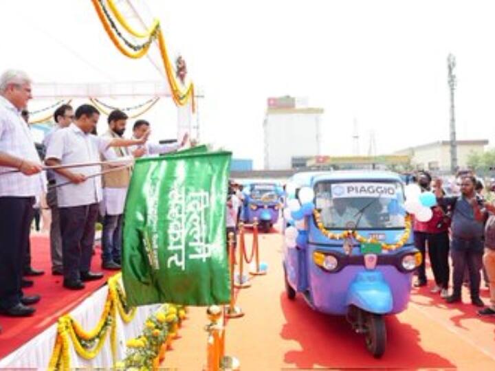 सरकार के दावे के अनुसार, अप्रैल के अंत तक दिल्ली में कुल ई-ऑटो के 33 फीसदी ऑटो का स्टेरिंग महिलाओं के हाथ में होगा. महिलाओं की सुरक्षा की दृष्टि से भी इन ऑटो में व्यवस्था की गई है.