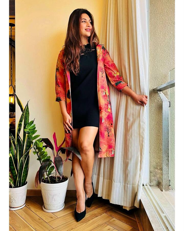 कोणतेही फिल्मी बॅकग्राउंड नसून देखील तिनं या क्षेत्रात करिअर करायचा निर्णय घेतला. भोपाळमध्ये राहणारी दिव्यांका अभिनयात करिअर करण्यासाठी मुंबईला आली. 'बनूं मैं तेरी दुल्हन' या मालिकेमधून तिनं अभिनय क्षेत्रात पदार्पण केलं.(photo:divyankatripathidahiya/ig)
