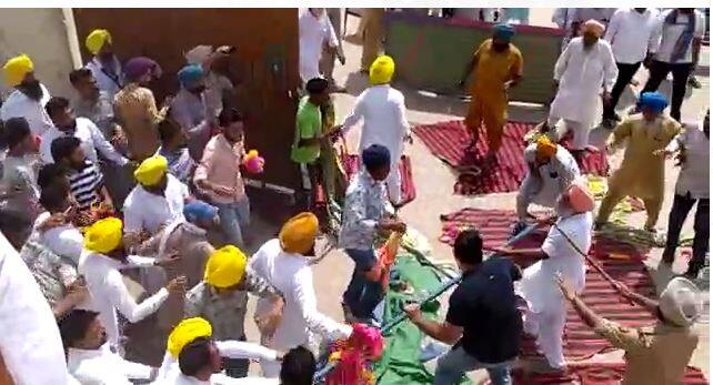 Aam Aadmi Party Captures Truck Union With Sticks In the presence of MLA Amolak Singh in Jaito ਆਮ ਆਦਮੀ ਪਾਰਟੀ ਡਾਂਗਾਂ-ਸੋਟਿਆਂ ਨਾਲ ਕਰਨ ਲੱਗੀ ਟਰੱਕ ਯੂਨੀਅਨ 'ਤੇ ਕਬਜ਼ਾ, ਜੈਤੋ 'ਚ ਹੋਇਆ ਖੂਬ ਹੰਗਾਮਾ