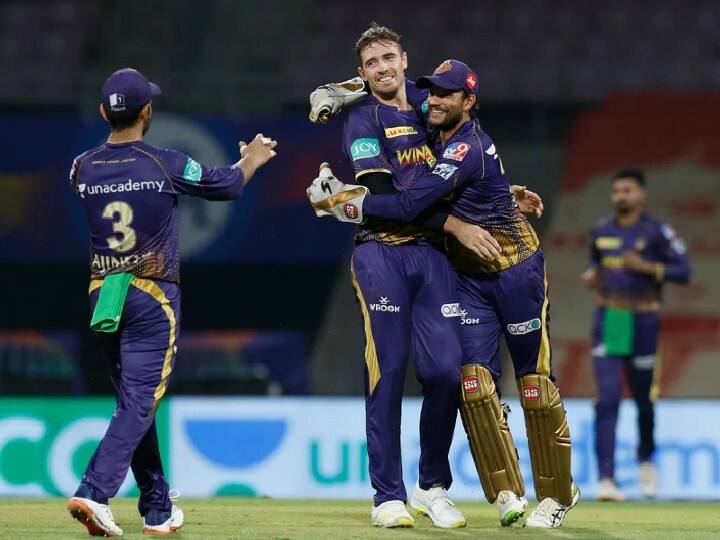 लक्ष्य का पीछा करने उतरी RCB की टीम एक वक्त 17 रन पर 3 विकेट गंवा चुकी थी. मध्यक्रम के बल्लेबाजों ने थोड़ा-थोड़ा योगदान देकर टीम को मैच में वापसी कराई.