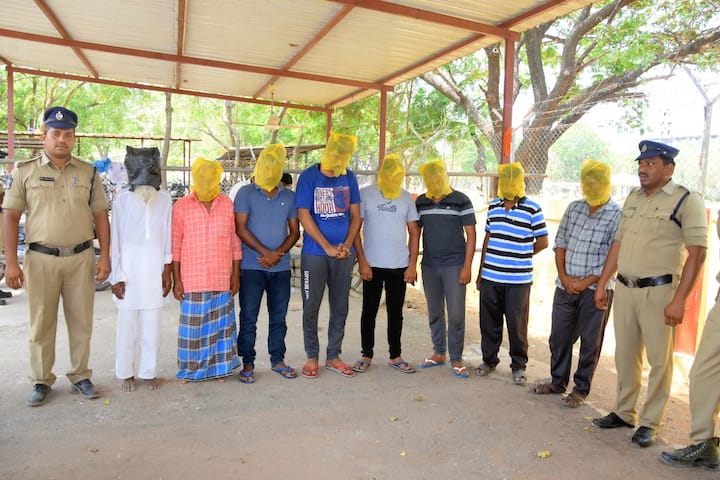 Police have arrested 12 people in connection with the beating to death of a woman in Kadapa Crime News : మహిళను అలా కూడా చంపుతారా? కడపలో ఓ కుటుంబం కిరాతకం - అరెస్ట్ !