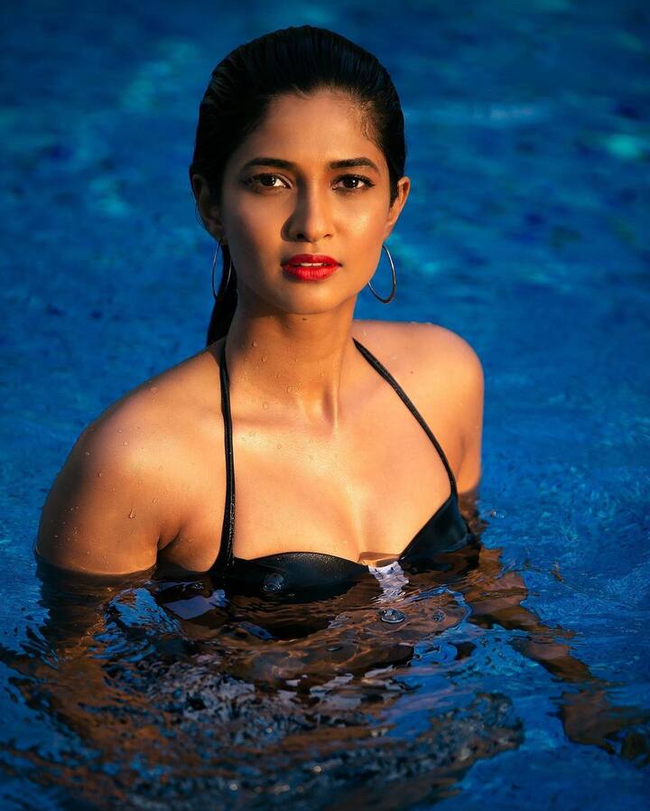 கடிச்சா கசக்காத ஸ்வீட்டு பீடா நீ குடிச்சா எப்போ வரும் கோலி சோடா நீ இடிச்சா உசிரு போகும் தண்ணி லாரி நீ அடிச்சா போதை வரும் பன்னீர் செர்ரி நீ
